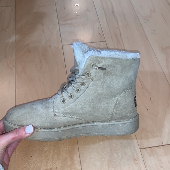 size 8 lace up fluffy boots. In great condition and very comfortable!! - Picture 2 of 3